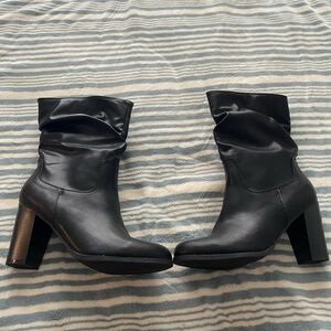 Black heeled boot!